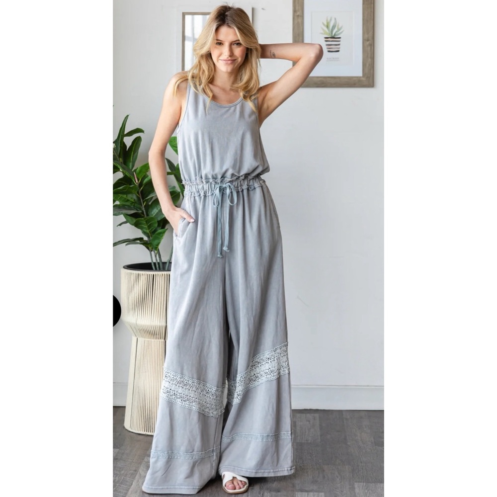 107. NWOT Oli & Hali Light Gray Blue Sleeveless Wide-Leg Jumpsuit with Lace Trim